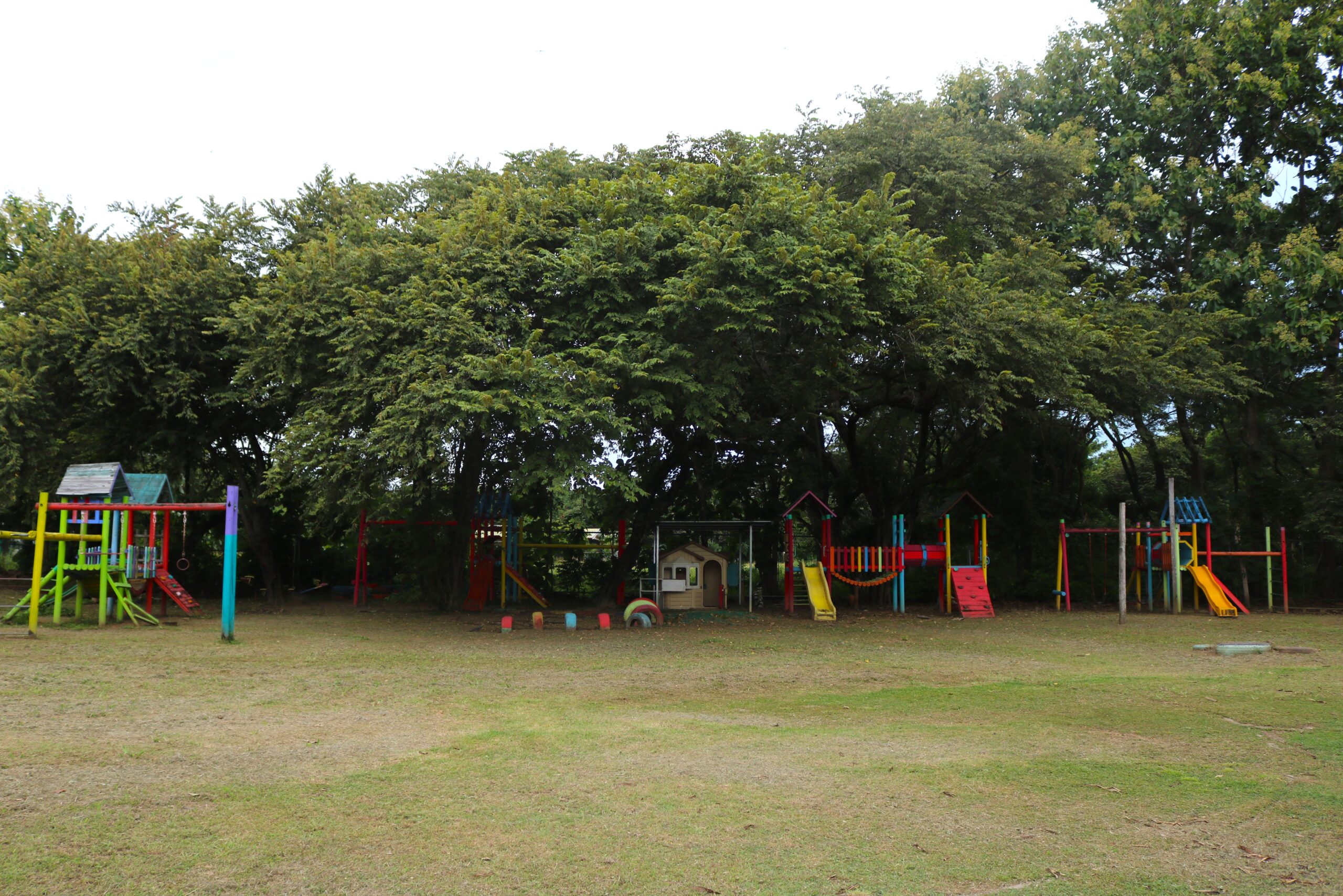Zona recreativa al aire libre con múltiples juegos